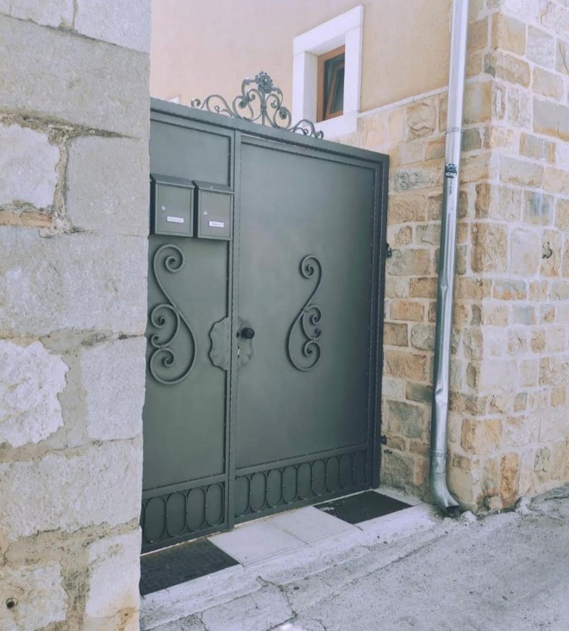 Central Old Town Rooms 1 Split Exterior photo